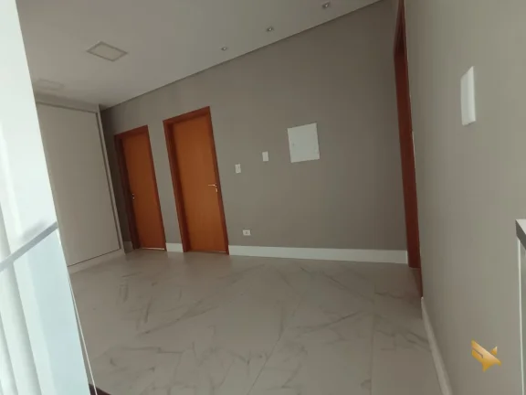Imagem Sobrado com garagem subterranea e suite com dois closets e banheira