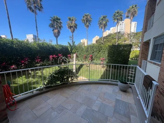 Imagem Apartamento com living para dois ambientes com lareira, ampla varanda e quintal privativo, sala de j...