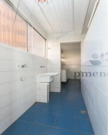 Imagem Apartamento com armários planejados, piso em parquet, living para 02 ambientes, banheiro, 02 dormit...