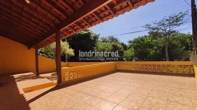 Imagem Linda casa no Jardim Lindóia com 112m², 2 quartos (1 suíte), sala em 2 ambientes, churrasqueira, garagem e ampla área gramada nos fundos