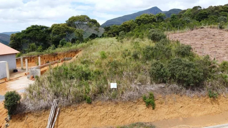 Imagem Terreno em Condomínio para Venda em Teresópolis / RJ no bairro Pessegueiros