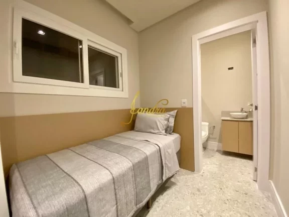 Imagem Sobrado condomínio fechado, com 04 suítes e SPA mobiliado e decorado