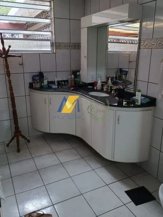 Imagem Casa à Venda com 228m², 2 dormitórios, 1 suíte, 1 sala e 4 vagas!!!