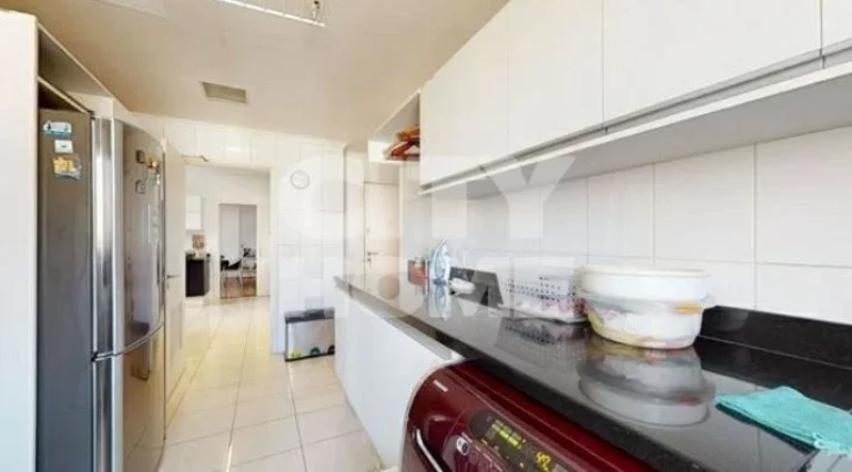 Imagem Excelente apartamento, com vista maravilhosa. Amplo living com lindo piso em madeira e varanda envid...