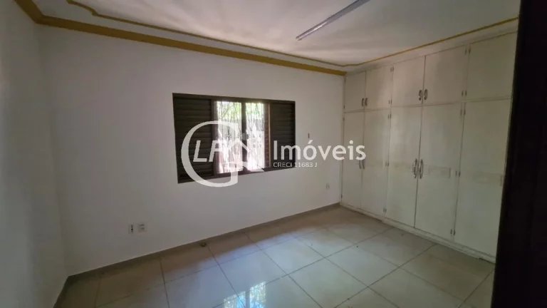 Imagem Oportunidade Única: Casa Comercial à Venda em Campo Grande-MS, Vila Ipiranga - 2 quartos, 1 suíte, 3 salas, 2 banheiros, 1 vaga de garagem, 247,72 m².