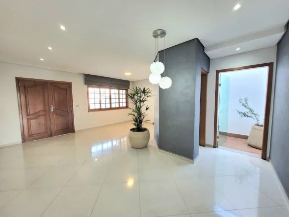 Imagem Sobrado Alto Padrao com 235m² 3 Dormitotorios com 5 Vagas de Gargens