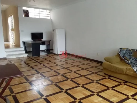 Imagem Na Cidade Baixa, térreo, 3 dormitórios, pátios e 3 vagas.