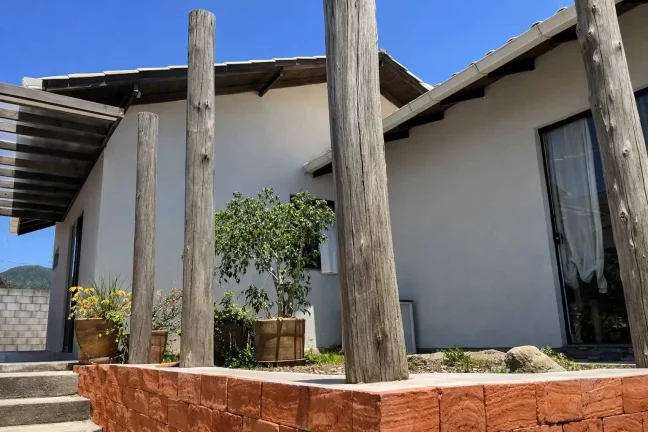 Imagem Casa com 2 dormitórios sendo 2 suítes e 1 vaga de garagem em Governador Celso Ramos/SC