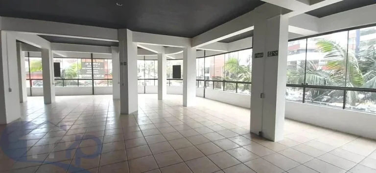 Imagem Sala comercial á venda com 382m² no centro de Torres/RS