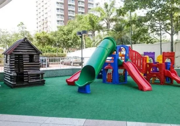 Imagem APARTAMENTO DUPLEX C/ 88M² - 2 QUARTOS - 1 VAGA DE GARAGEM - BARRA DA TIJUCA - RJ IMÓVEL AVALIADO EM R$ 940.000,00 1ª PRAÇA: 02/02/2026 - VALOR INICIAL DE VENDA: R$ 940.000,00 2ª PRAÇA: 03/02/2026 - VALOR INICIAL DE VENDA: R$ 470.000,00