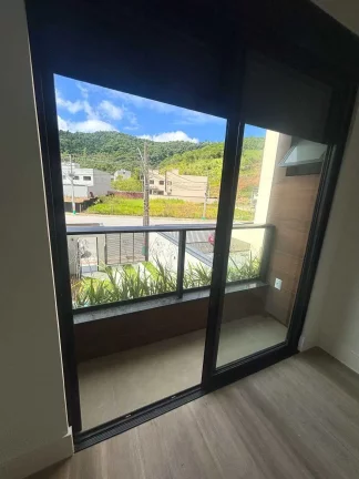 Imagem Sobrado com 3 suítes e 3 vagas e piscina privativa no bairro São Francisco de Assis, em Camboriú/SC