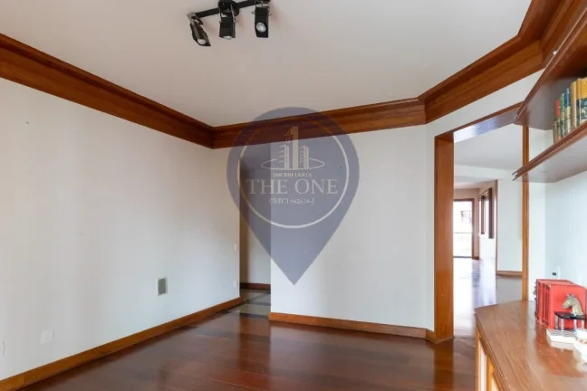 Imagem Apartamento de luxo em Moema: 3 quartos, 3 suítes, 2 salas, 5 banheiros, 4 vagas de garagem e 325m² de área. Aproveite!