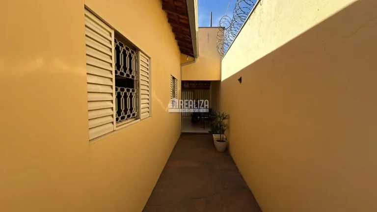 Imagem Casa à venda no bairro Jardim Espanha, Uberaba - 3 dormitórios, 2 banheiros e área de lazer!