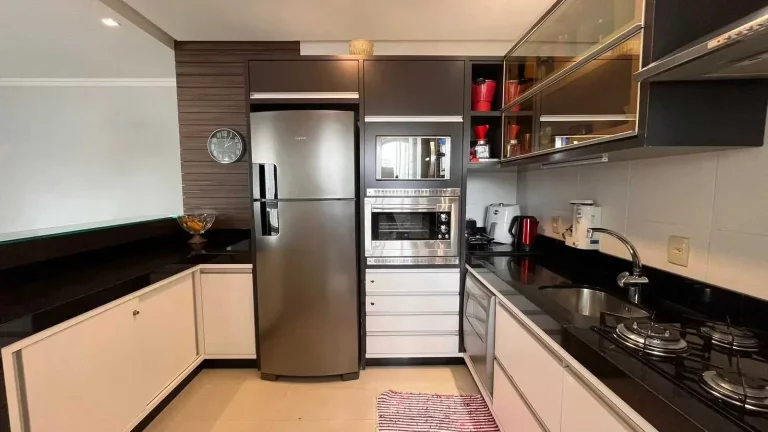 Imagem Apartamento com 2 dormitórios sendo 1 suíte e 2 vagas de garagem no Centro de Balneário Camboriú/SC