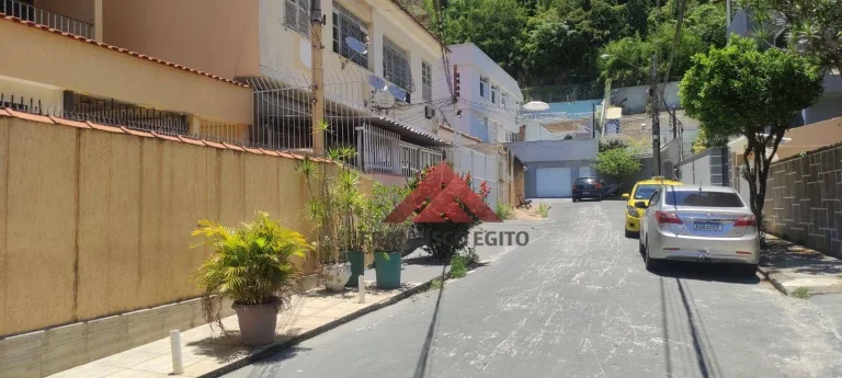 Imagem Apartamento tipo sobrado com generosos 110m² em rua fechada.