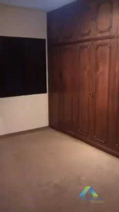 Imagem Lindo sobrado com 3 dormitórios, 2 vagas de garagem com excelente localização em bairro com fácil acesso a comércios e principais avenidas.