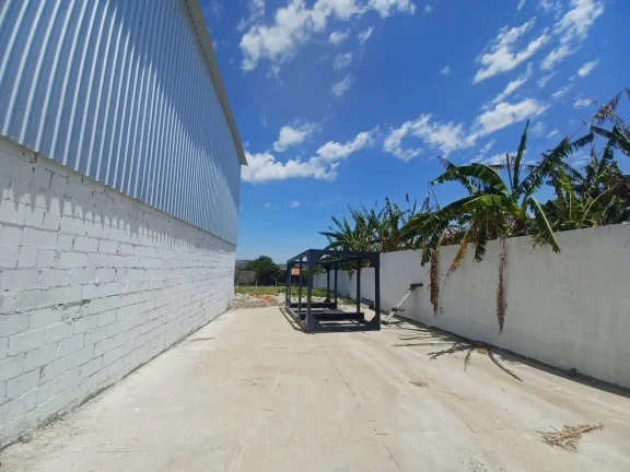 Imagem Belo galpão 800m² com pé direito alto, encostado na Rodovia Raposo Tavares- Sorocaba/SP