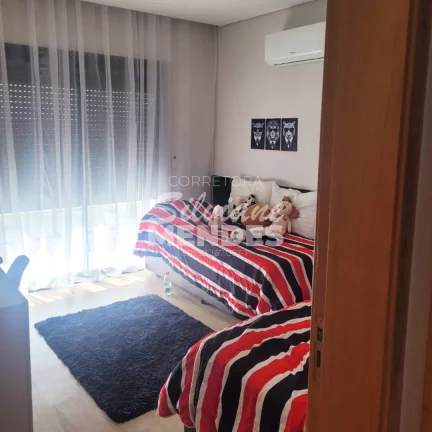 Imagem Lindo sobrado com 3 dorms (1 suíte) e piscina no condomínio Villágio Wanel