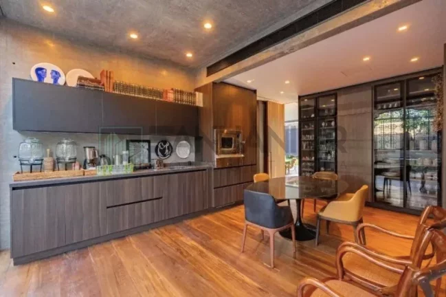 Imagem Oportunidade única: Casa de Alto Padrão no Jardim Europa, São Paulo-SP, com 4 quartos, 4 suítes e 8 vagas de garagem!