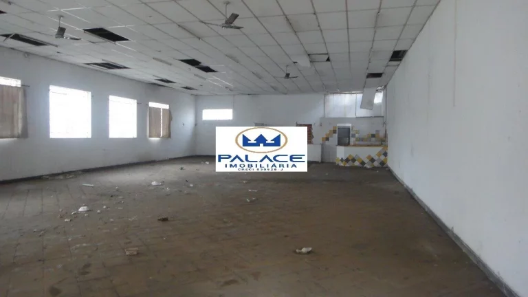 Barracão Comercial - Área Construída: 177,00 m² - Com 02 banheiros; copa; amplo espaço para car...