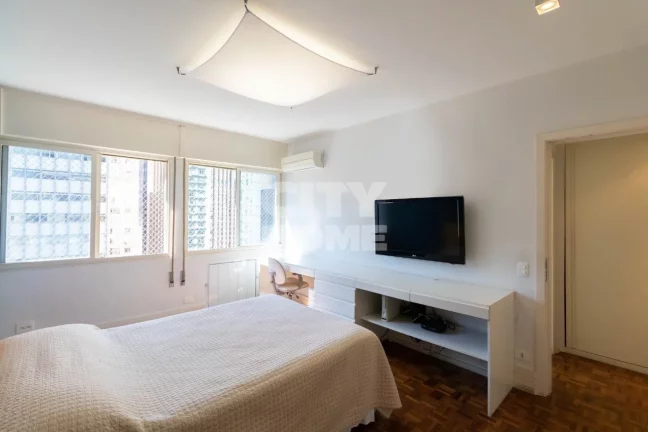 Imagem Apartamento reformado de 354m², com quatro suítes, sendo uma máster com closet,, hall, lavabo, sa...