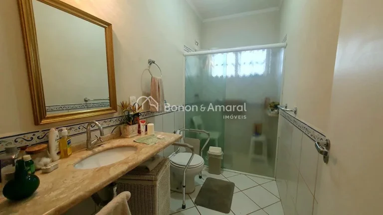 Imagem Oportunidade no San Conrado. Casa térrea em frente à praça, em terreno de 533m², com aproximadam...