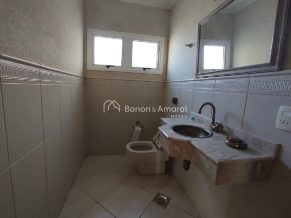 Imagem Localizada ao lado da área de lazer central do condomínio, com uma linda vista para mata. Casa est...