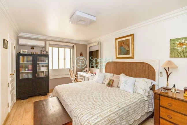 Imagem Belíssimo apartamento com 264 m² de área privativa, living com pé direito duplo, lareira, mezani...