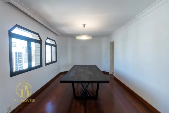 Imagem Muito espaço e privacidade no coração do Itaim Bibi: apartamento para locação, com 3 dormitórios e 3 vagas.