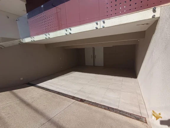 Imagem Sobrado com garagem subterranea e suite com dois closets e banheira