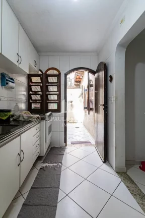Imagem Excelente Assobradado de Esquina, 292m², 4 Quartos, 2 Suítes, 1 Vaga, Churrasqueira, Financia, está dividida em 2 casas, no Centro de Ribeirão Pires-SP