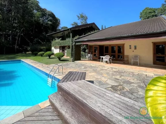 Imagem Linda casa com 5 suítes + apto hóspedes! Cond. Pq Silvino Pereira