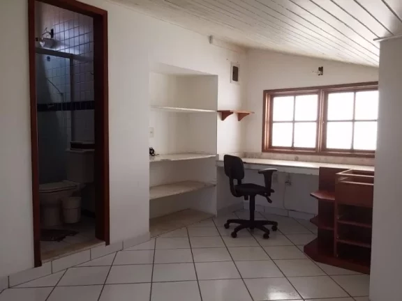 Imagem Imperdível casa em condomínio à venda em Macaé-RJ, no bairro Riviera Fluminense! 4 quartos, 2 suítes, 1 sala, 3 banheiros, 2 vagas de garagem, 120,00 m2 de área.
