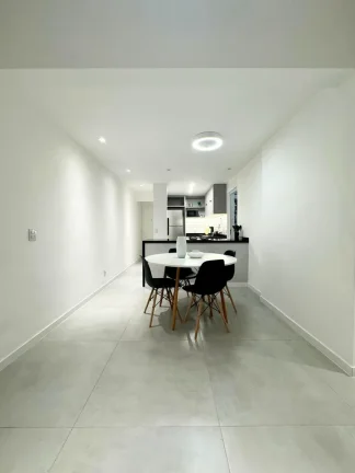 Imagem Imperdível: Apartamento à venda no Leblon, Rio de Janeiro - 2 quartos, 1 suíte, 1 sala, 2 banheiros, 70m² de área!