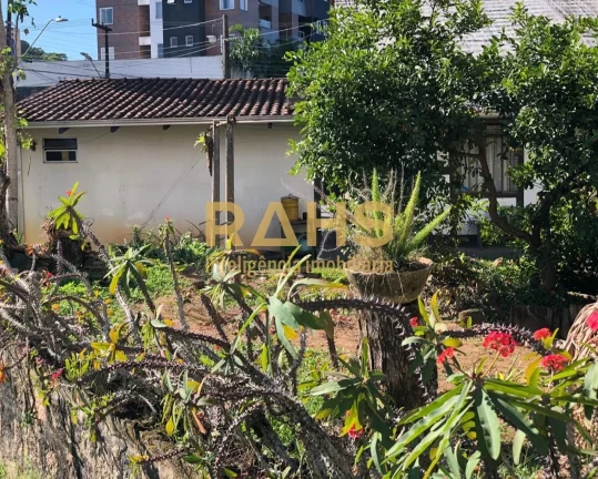 Imagem Linda casa enxaimel, de esquina com a Rua Eça de Queiroz, localizada em uma excelente área comerci...