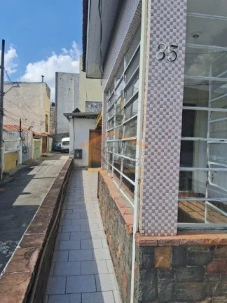 Imagem Casa Assobradada de Esquina, oferece excelente potencial de valorização, sendo uma ótima opção ...