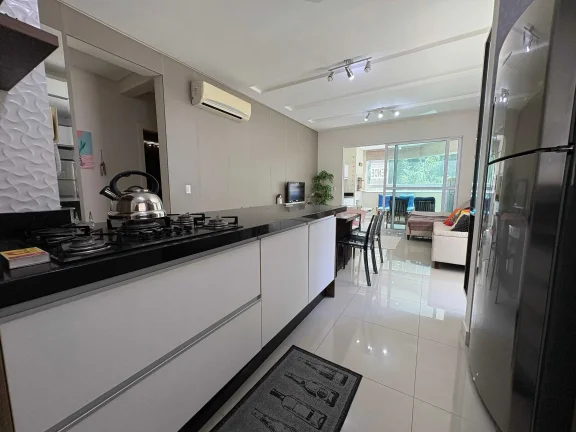 Imagem Apartamento mobiliado na Praia Brava com 1 suíte, 2 demi-suítes e 2 vagas de garagem em Itajaí/SC