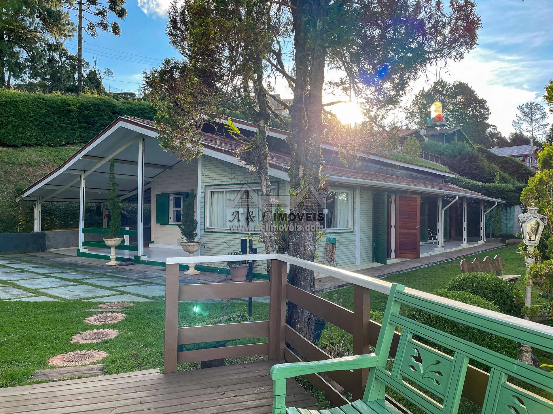 Imagem Casa à venda em Campos do Jordão - Com vista panorâmica e lareira