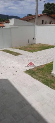 Imagem Excelentes casas em centro de terreno, com dois pavimentos ,primeira locação,sendo constituida de Sala ,03 quartos,02 suites, cozinha,lavanderia