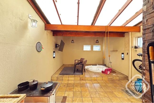 Imagem Casa 4 dormitórios (2 suítes) - Espaço gourmet - Spa com hidromassagem - Rua tranquila e sem saí...
