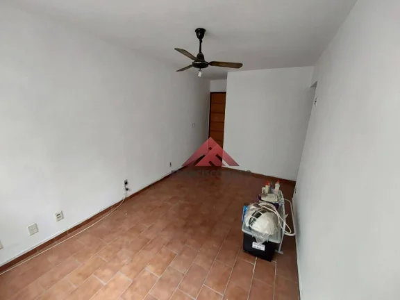 Imagem Apartamento com sala dois quartos,cozinha,area de serviço e a dependencia revertida para um terceiro quarto,colado ao super mercado Real,e próximo ao