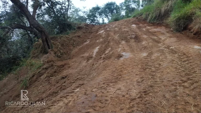 Imagem "Oportunidade única! Terreno em declive com vista deslumbrante e infraestrutura completa em condomínio de chácaras com portaria 24 horas"