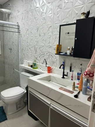 Imagem Charmosa Casa com 2 Quartos, Edícula e Amplo Quintal - Ambientes Frescos e Arejados