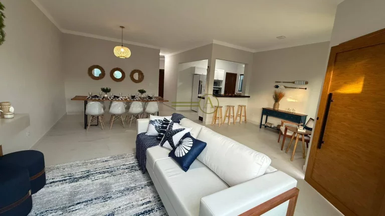 Imagem SOMENTE 200 METROS DA PRAIA - Casa térrea á venda com linda decoração e mar