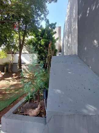 Imagem CASA ASSOBRADADA A VENDA, 500 METROS DE TERRENO. 4 DORMITÓRIOS, SENDO 2 SUITES (1 DELAS COM CLOSET E VARANDA), 2 SALAS GRANDES COM AR CONDICIONADO.