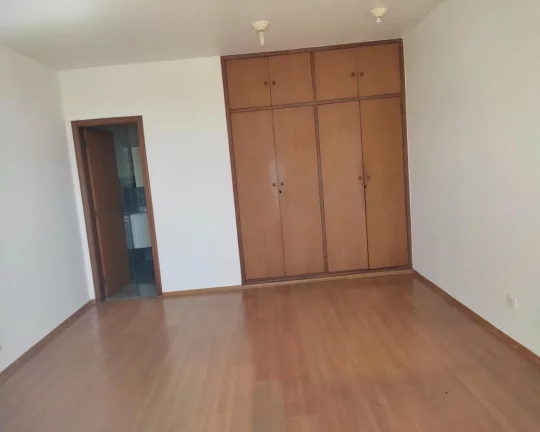 Imagem Lindo sobrado com piscina, hidromassagem,3 dormitórios 3suitsFl55