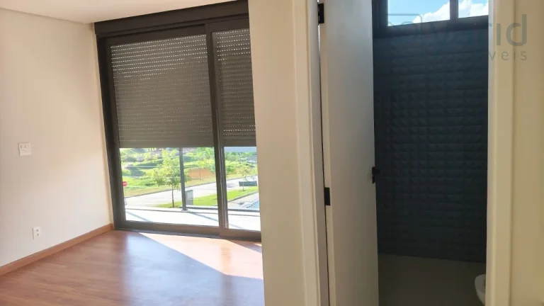 Imagem Casa de luxo em condomínio à venda em localização privilegiada: 4 quartos, 4 suítes, 3 salas, 5 banheiros, 2 vagas de garagem.