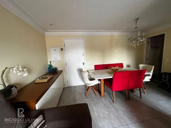 Imagem Apartamento com 2 dormitórios sendo uma suíte, 70m² de area util e uma vaga de garagem coberta.