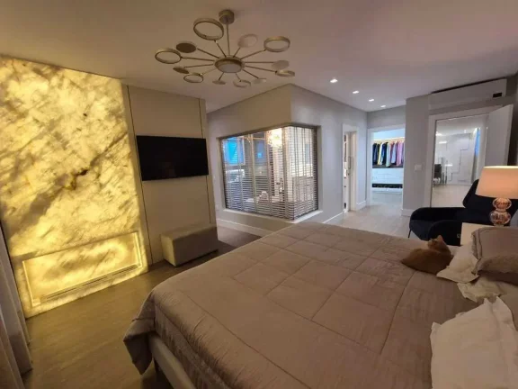 Imagem Casa com 5 suítes e 6 vagas de garagem em condomínio no Centro de Camboriú