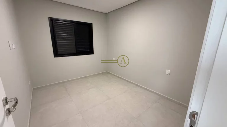 Imagem Lindo sobrado à venda novíssima e com planejado, apenas 600 metros da praia